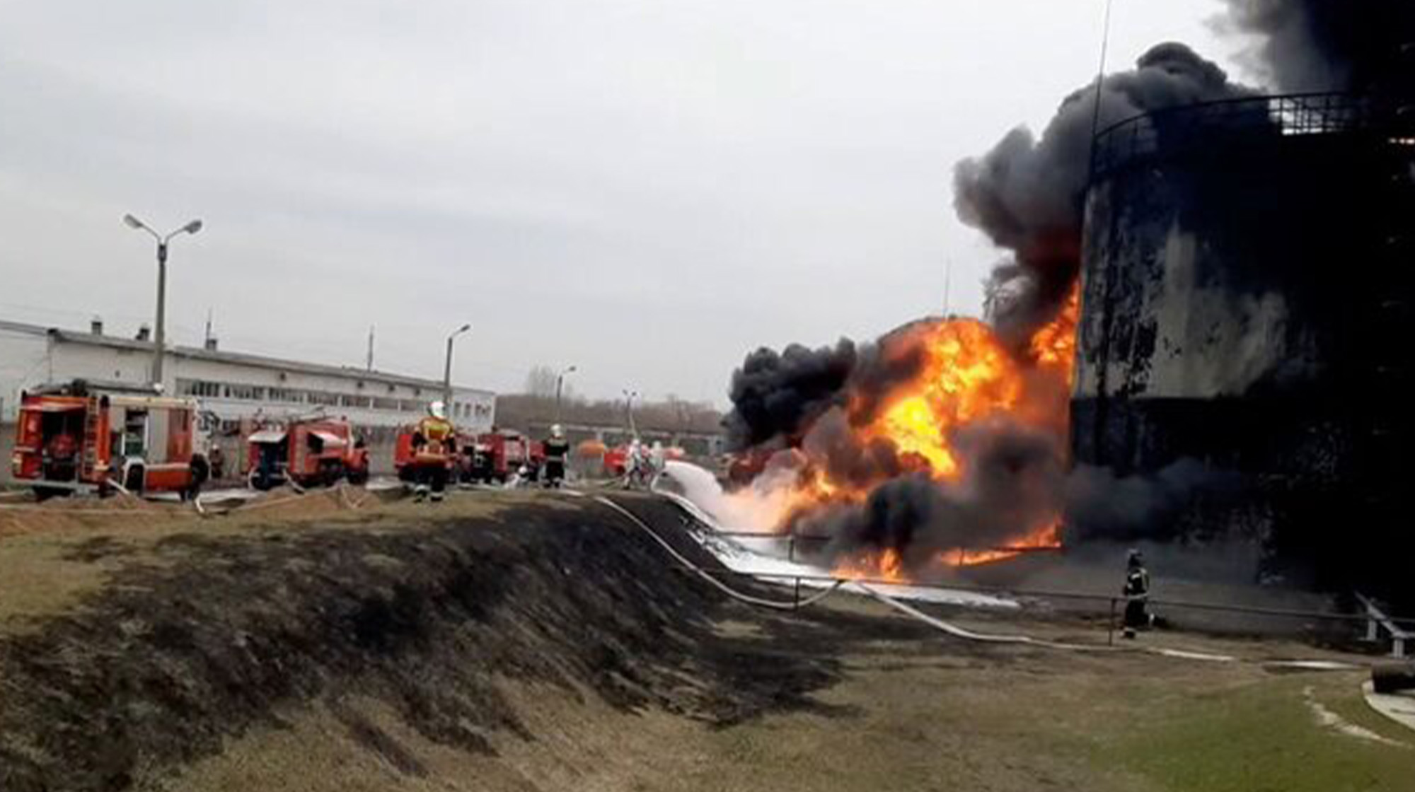 ارتش اوکراین می‌گوید یک فرودگاه نظامی در عمق خاک روسیه را هدف قرار داده و انبارهای آن را با بمب‌های هدایت شونده تخریب کرده است.