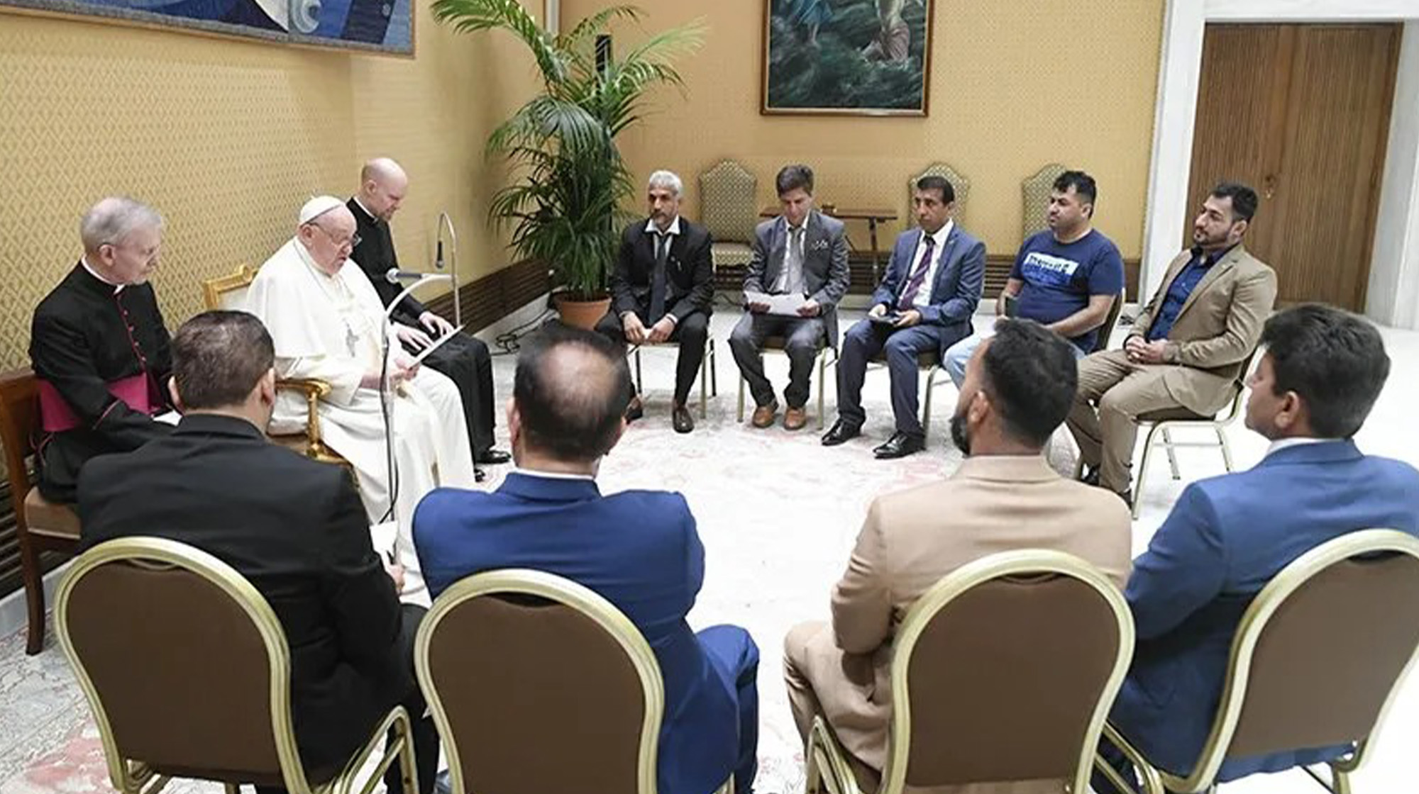 رهبر کاتولیک های جهان در دیدار با یک گروه از افغانستانی‌ها در ایتالیا خواهان ختم تبعیض در برابر زنان و دختران شده است.