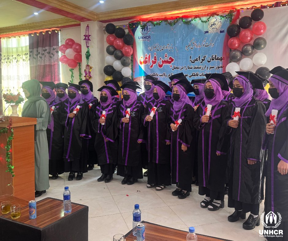 ۲۰ زن در دایکندی فراغت شان از قابلگی نیمه‌عالی را جشن گرفتند