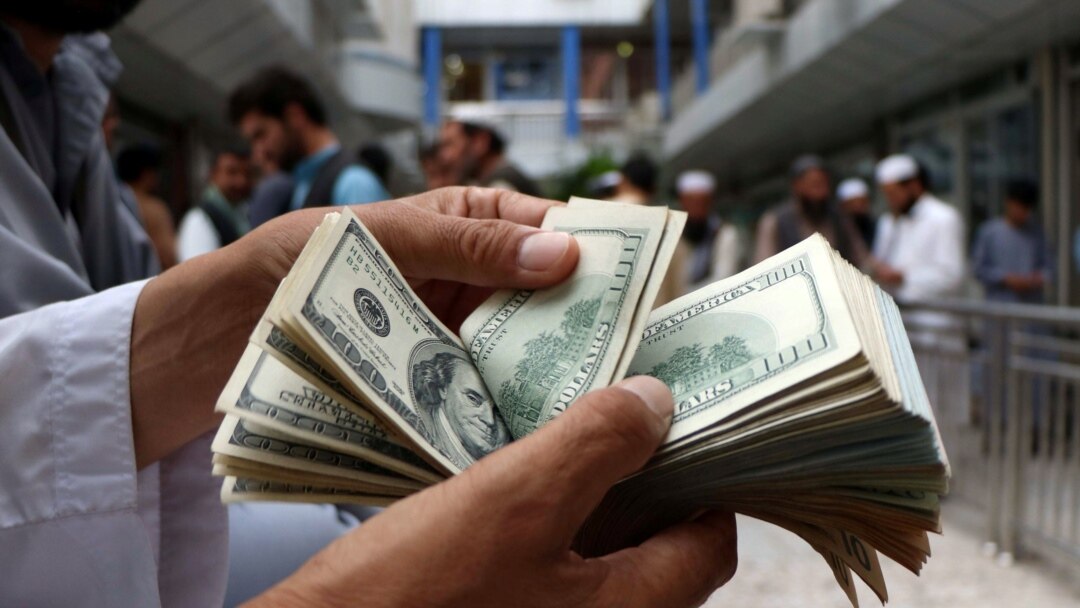 قطع کمک‌های مالی امریکا به طالبان؛ ارزش هر دالر امریکایی به ۷۷ افغانی رسید