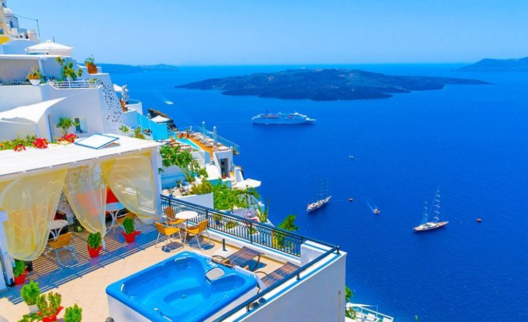 ۳۰۰ زلزله در دو شبانه‌روز؛ هزاران گردشگر زیباترین جزیره‌ی جهان را ترک کردند