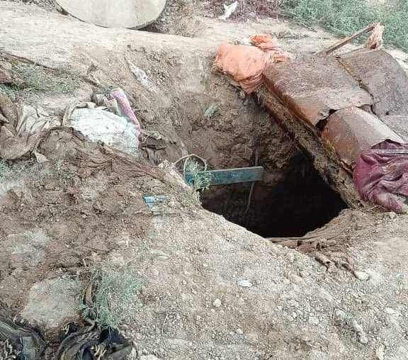 یک پدر با پسر جوانش در جوزجان پس از سقوط به چاه فاضلاب جان باختند