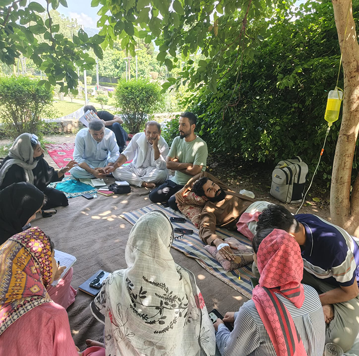 یک مهاجر افغانستان پس از اعتصاب غذایی در پاکستان راهی شفاخانه شد