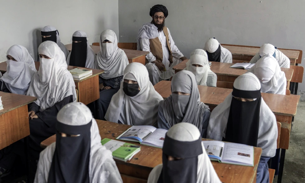 العربیه: رهبر طالبان آموزش دختران در مدارس دینی را ممنوع کرد