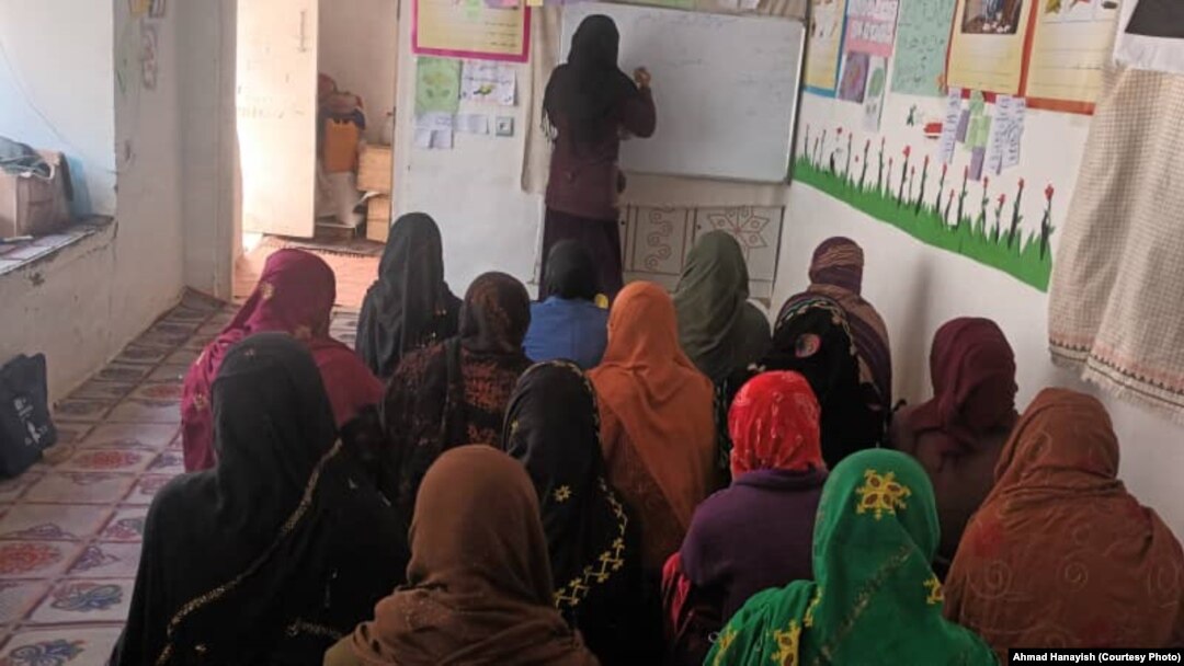 روز جهانی معلم؛ طالبان ۹۰ معلم زن را در ننگرهار برکنار کردند