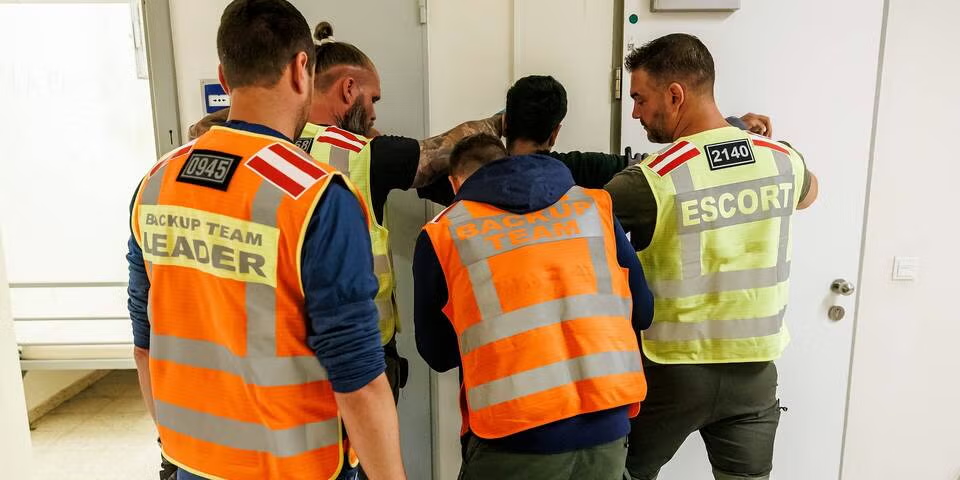 اتریش پنج «مهاجر مجرم» را به نیجریه اخراج کرد