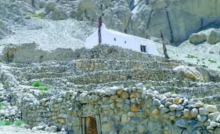 افراد ناشناس در بدخشان قبر یک شاعر اسماعیلی‌‎مذهب را آتش زدند