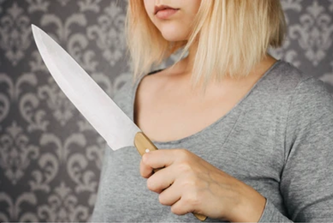 وقتی دو نوجوان در آپارتمان تنها بودند؛ دختر ۱۳ ساله دوست‌پسرش را با چاقو زد