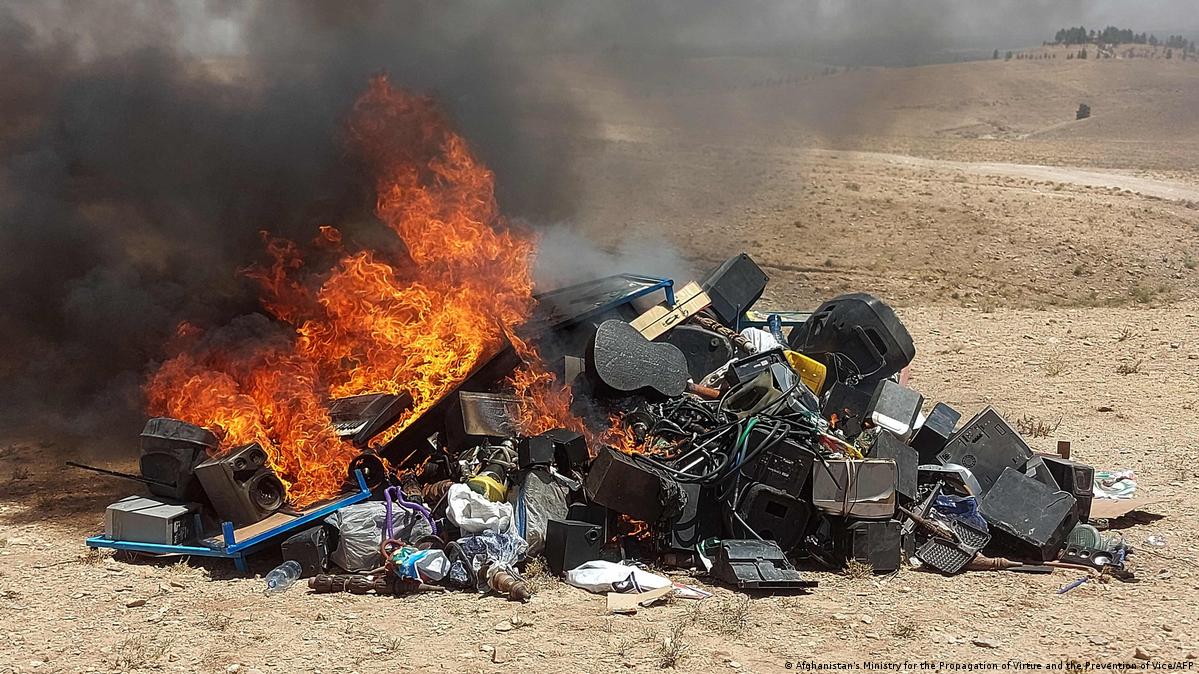 طالبان در ننگرهار ۸۶ ابزار موسیقی را آتش زدند