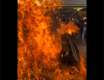 قبیله‌ای که هر سال یک عضو خود را به آتش می‌اندازند