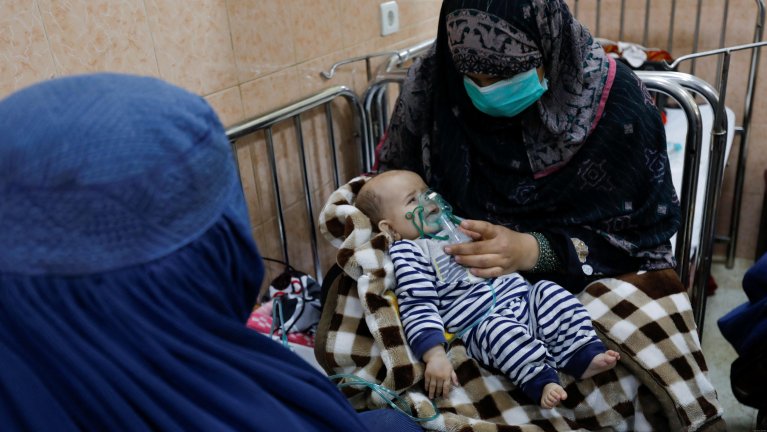 افزایش ۱۴ درصدی هزینه درمان؛ بهای جنگ میان طالبان و پاکستان را بیماران می‌پردازند