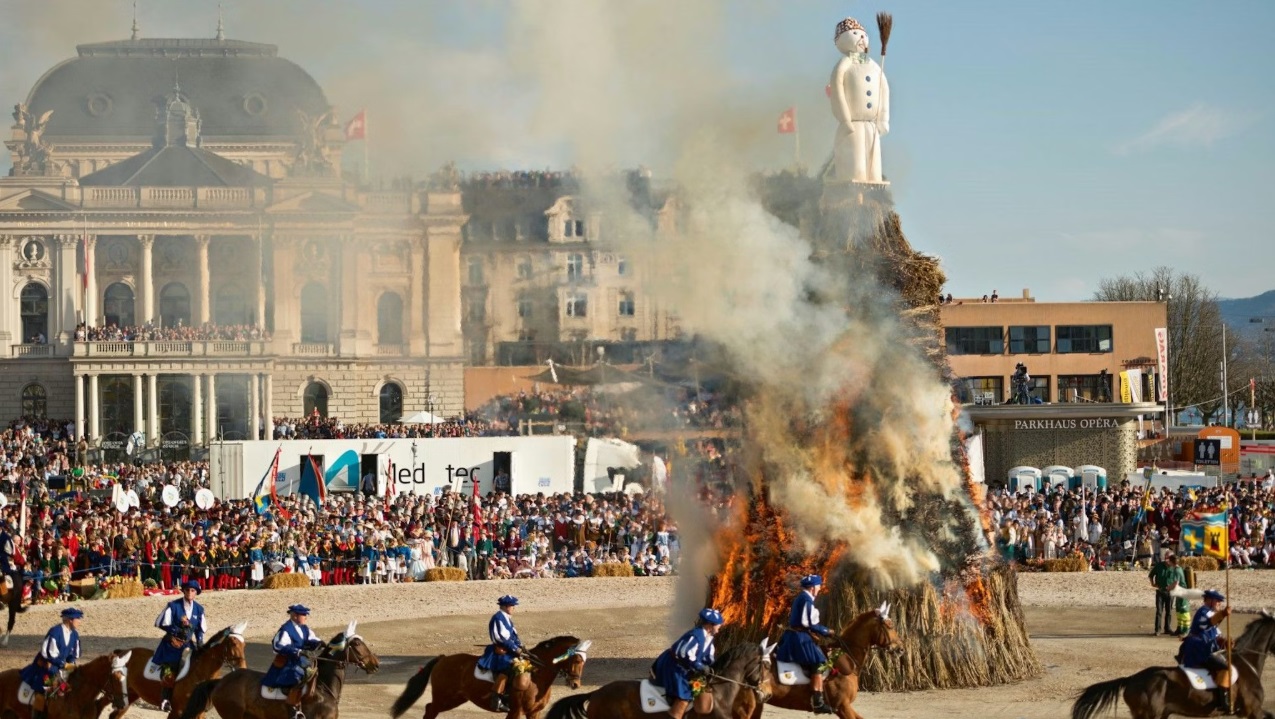 مردم سوئیس میزان گرمای تابستان آینده را با سوزاندن آدمک برفی می‌سنجند