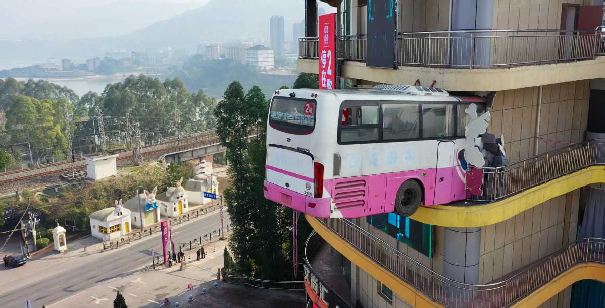 اتوبوسی که هنگام پرواز به طبقه هشتم یک ساختمان برخورد کرده است