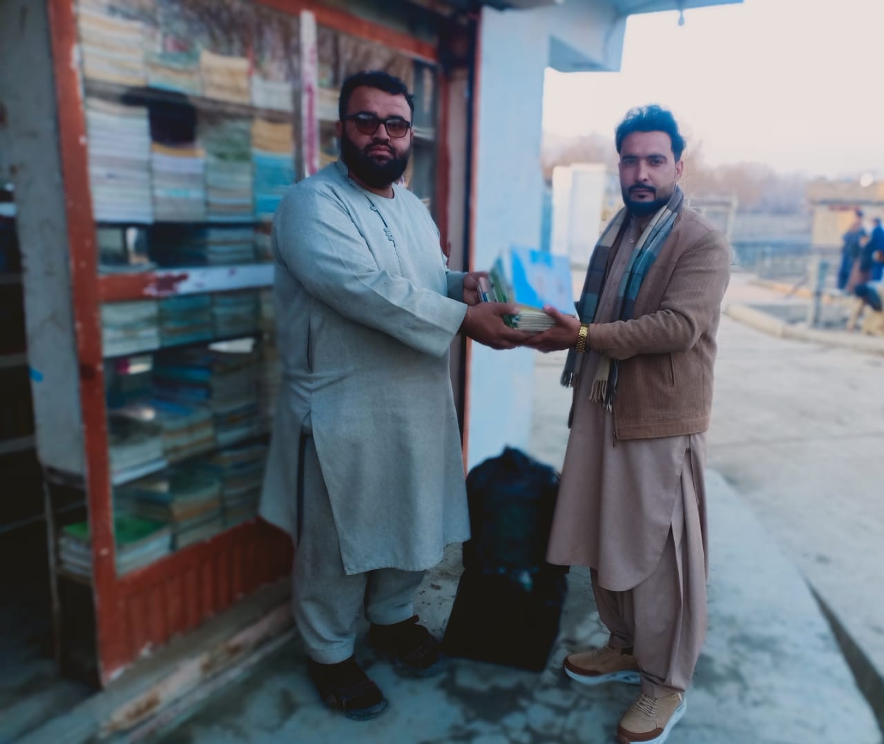 کارزار جمع‌آوری و توزیع کتاب برای دانش‌آموزان مکتب از سوی جوانان پلچرخی کابل