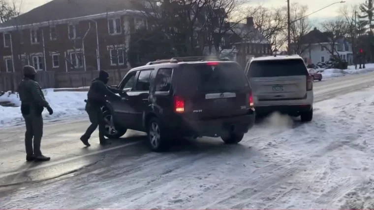 نیروهای اداره مهاجرت امریکا یک زن جوان را با شلیک گلوله کشتند