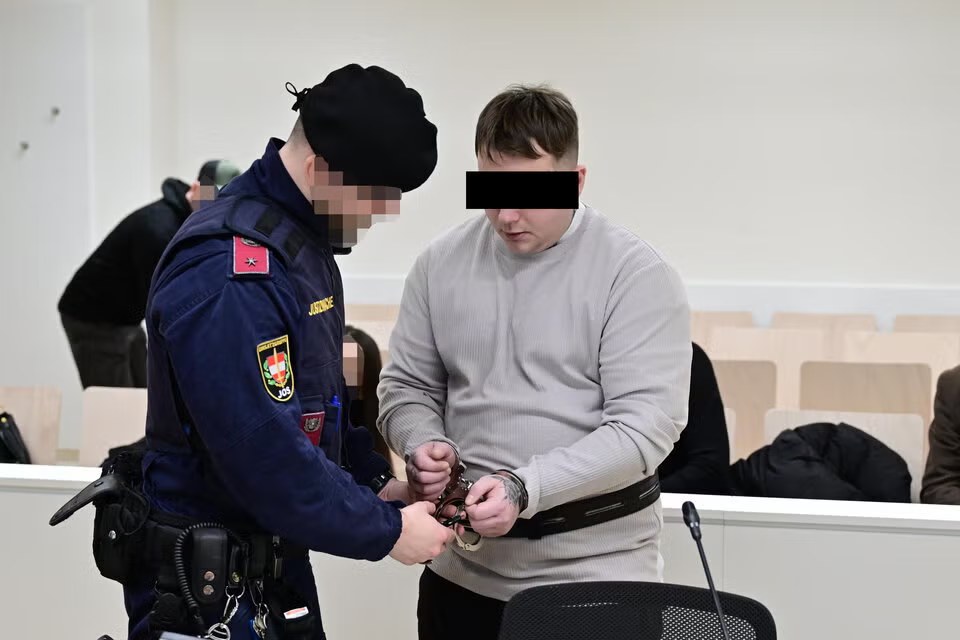 بازداشت مردی که در وین بر روی زنان جوان مدفوع می‌انداخت