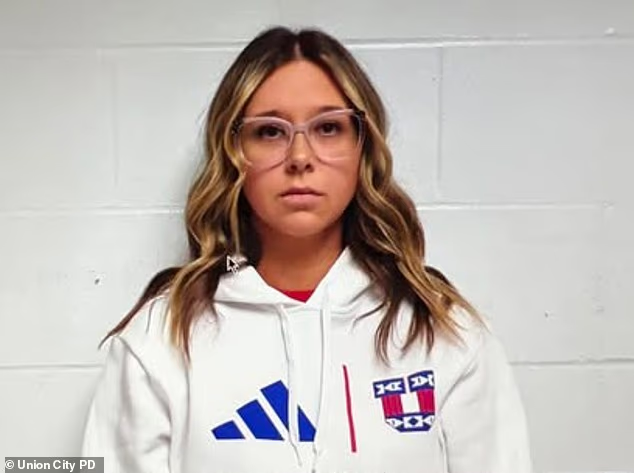 منشی یک مکتب در امریکا به اتهام رابطه جنسی با دانش‌آموزان بازداشت شد