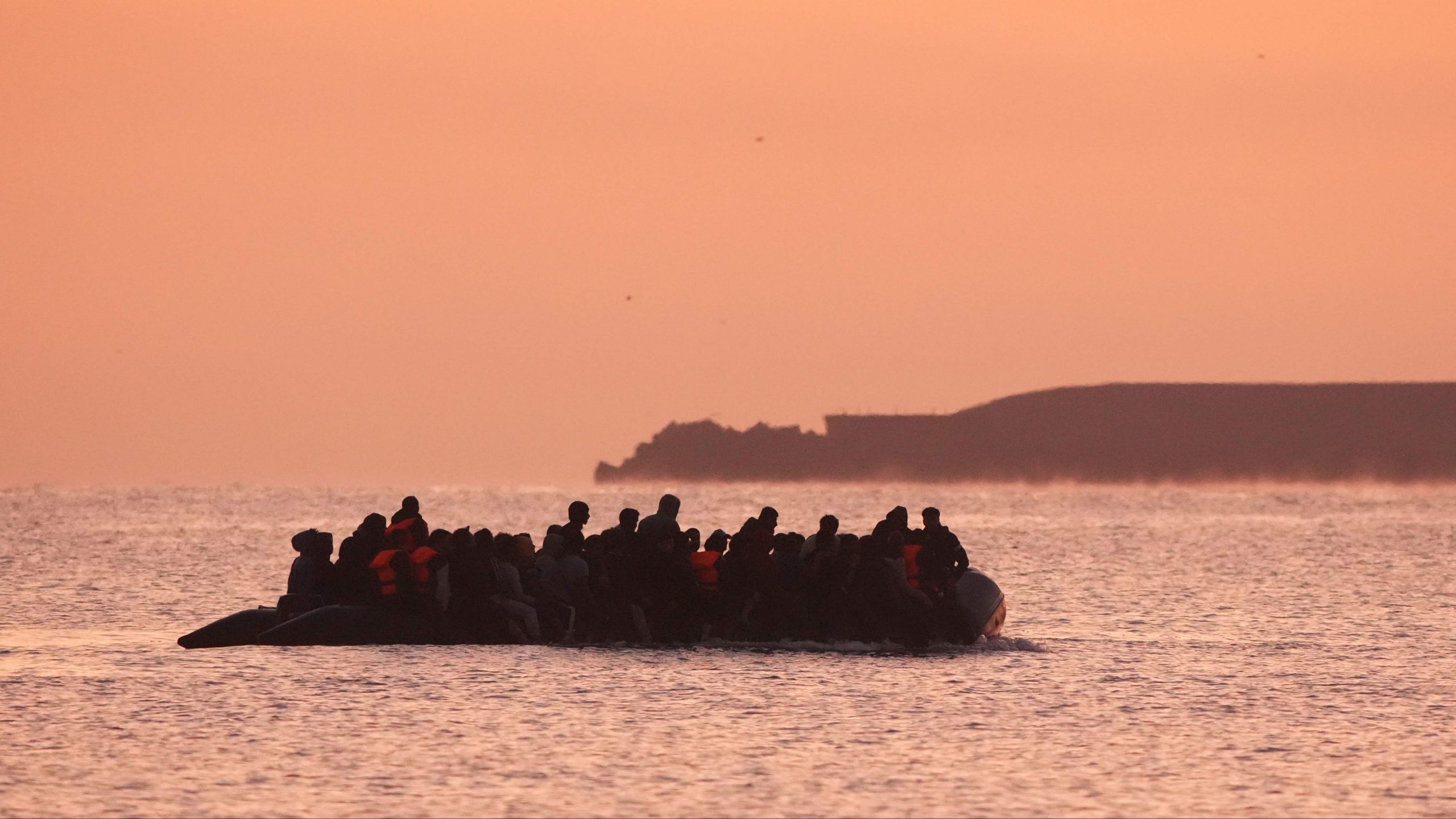 برخورد قایق مهاجران با کشتی گارد ساحلی یونان؛ دست‌کم ۱۵ نفر کشته شدند و دو زن سقط جنین کردند
