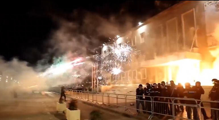 معترضان در آلبانیا به دفتر نخست‌وزیر حمله کردند