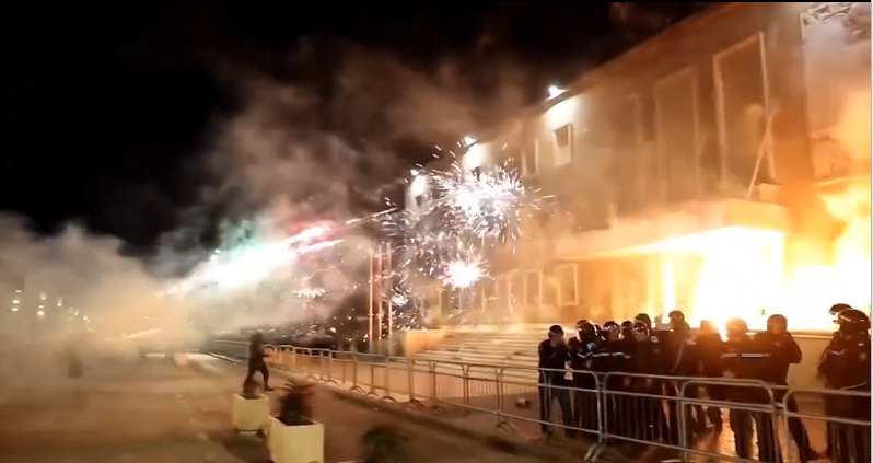 معترضان در آلبانیا به دفتر نخست‌وزیر حمله کردند