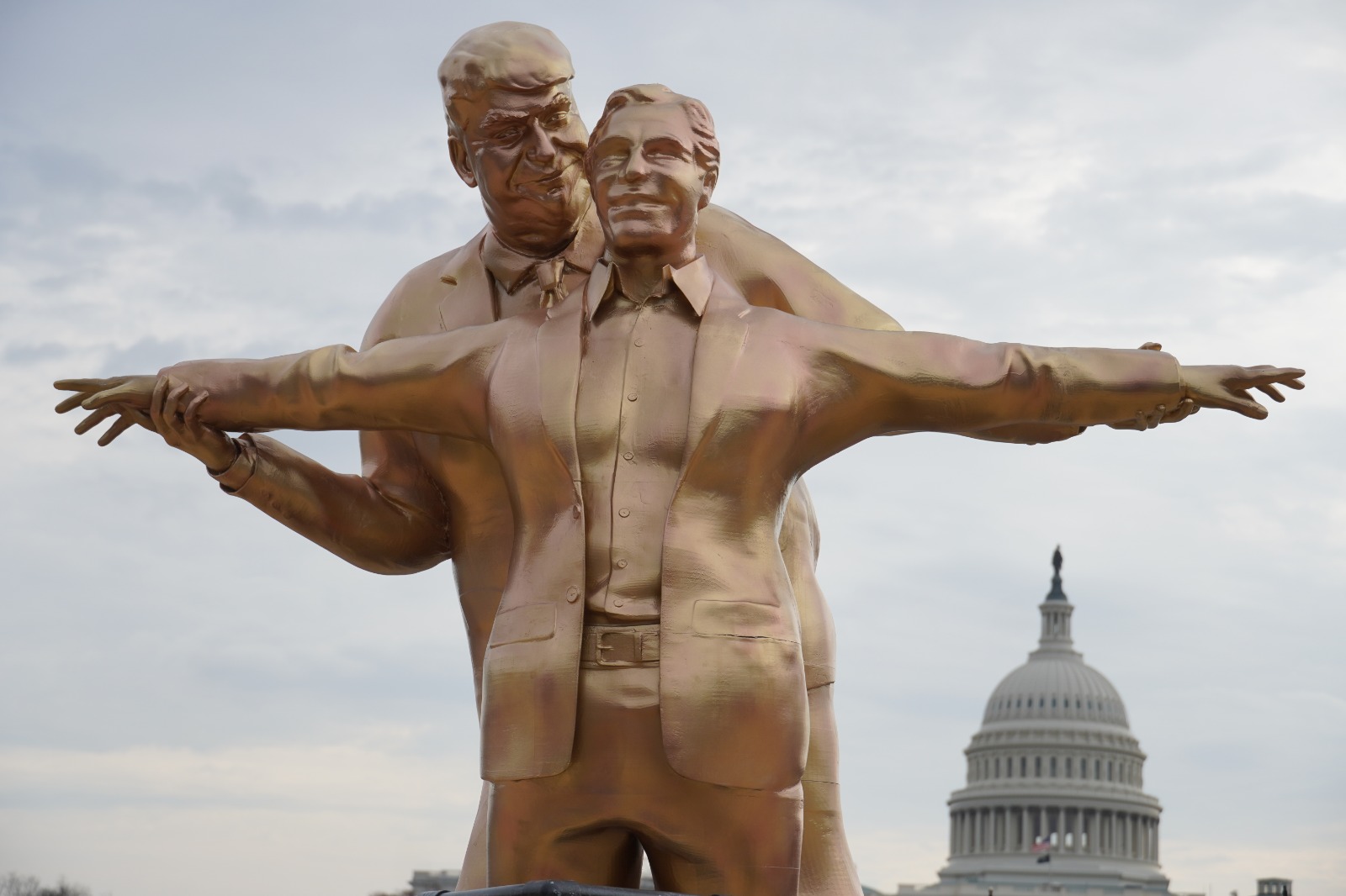 مجسمه‎‌های طنزآمیز ترامپ و اپستین با الهام از فلم تایتانیک