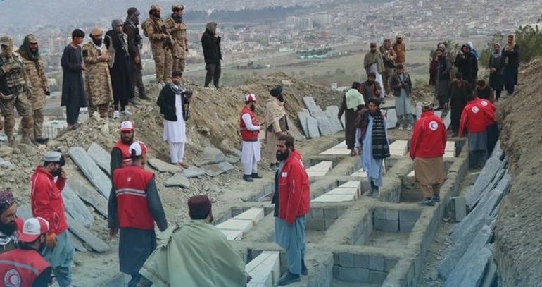 ده روز پس از حمله پاکستان؛ خانواده‌های «کمپ امید» تابوت‌های بستگان‌شان را جست‌وجو می‌کنند