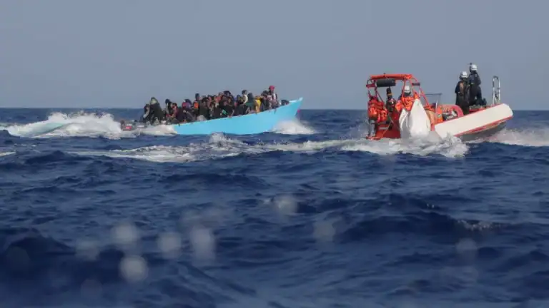 در پی برخورد قایق مهاجران افغانستانی با کشتی گارد ساحلی ترکیه ۱۴ نفر جان باختند